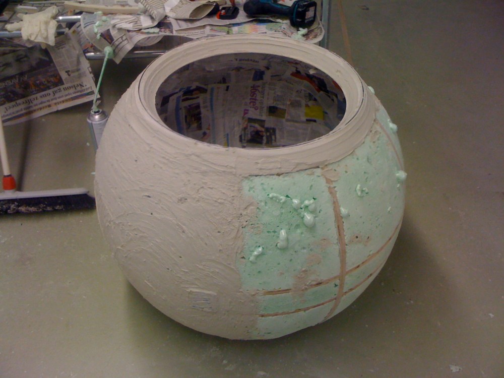 A stiff layer of tileglue was applied